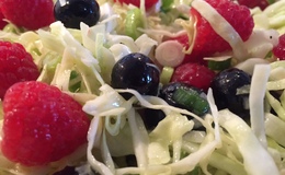 Spidskålsalat med blåbær, forårsløg og hindbær