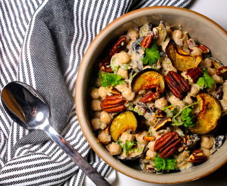 Marokkansk kikærtesalat med aubergine, ristede pekannødder og tahindressing