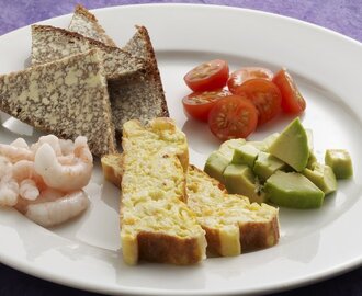 Hytteostpostej med rejer, hertil rugbrød med smørelse samt avocado og tomat