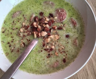 Broccolisuppe med kålpølser og røgede mandler