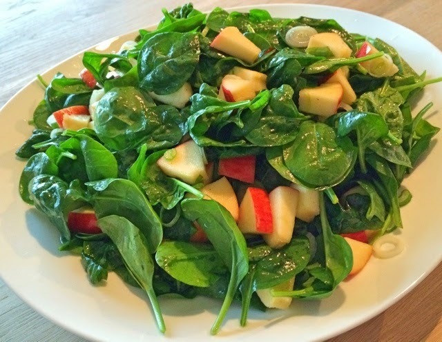 Frisk spinat-æble salat