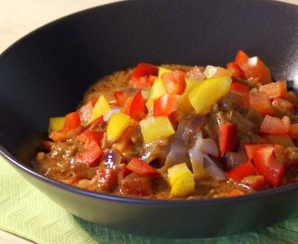 Shirataki nudler i thai curry med masser af frisk peberfrugt på toppen