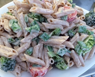 Pastasalat med broccoli og coktailtomater