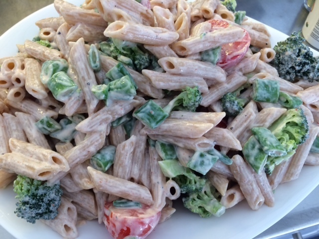 Pastasalat med broccoli og coktailtomater