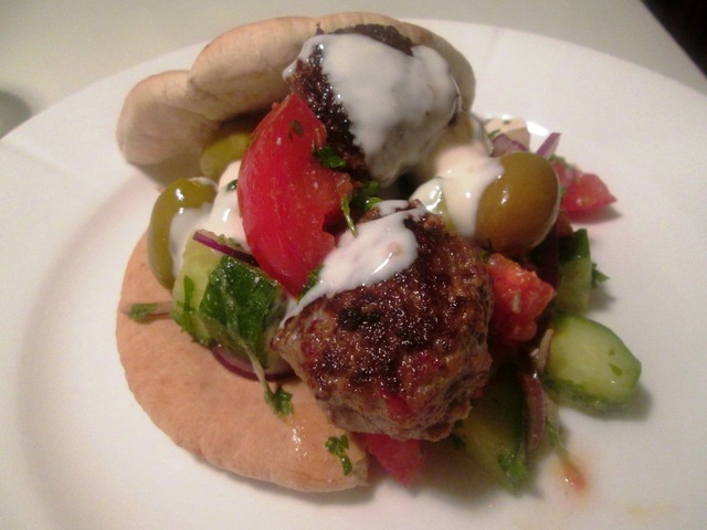 Pitabrød med Spicy Kødboller og Græsk Salat