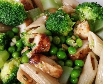 Spicy Pastasalat med Broccoli og Kylling