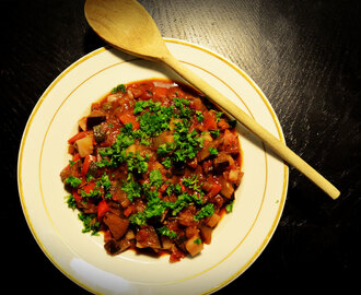 Kraftig ratatouille med rødvin og krydderurter!