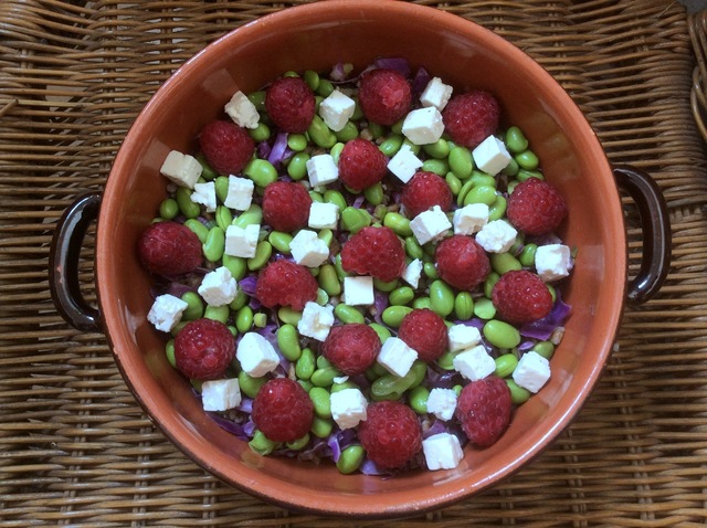 Sommersalat med spidskål, hindbær og ost