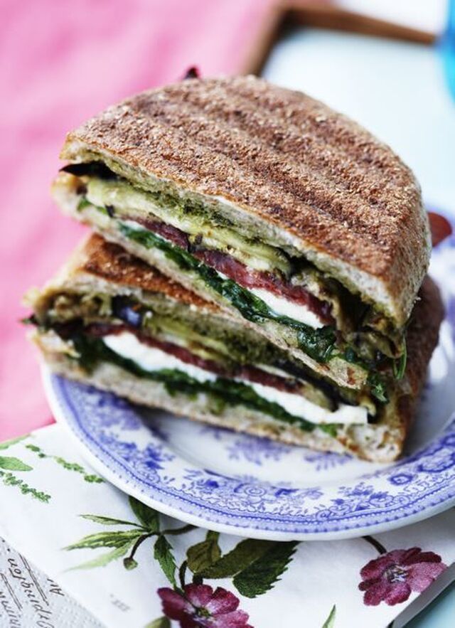 Panini med mozzarella, bresaola og aubergine