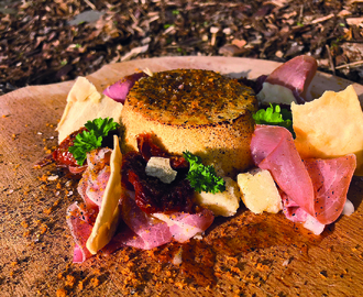 Bagt ricotta, pane carasau, parmaskinke, bottarga, brændt hvidløg, semidried tomater og parmesan