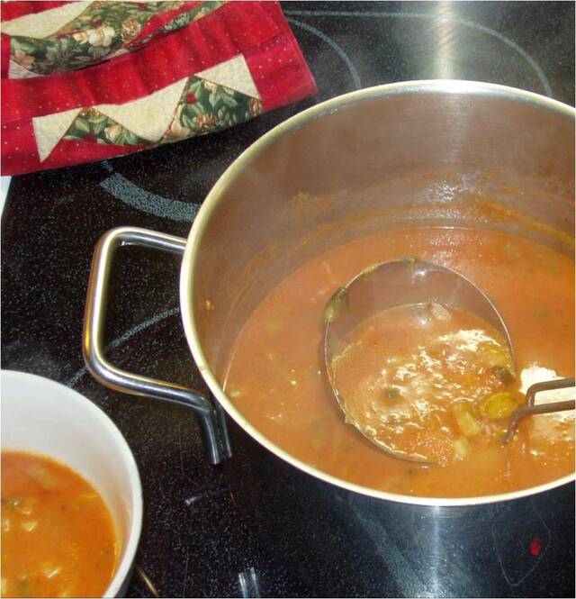 En fyldig varm tomat/grøntsagssuppe
