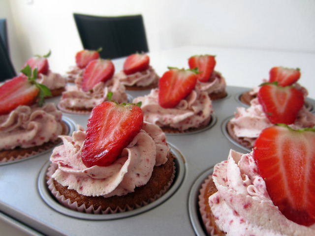 Vaniljemuffins med jordbær og Swiss Buttercream Meringue