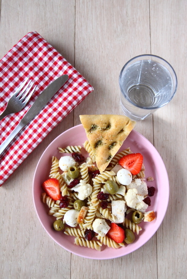 Skøn sommerlig pastasalat med kylling, oliven og mozzarella
