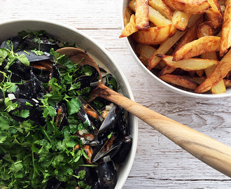 Muslinger i hvidvin og flødesauce – Opskrift på Moules Frites