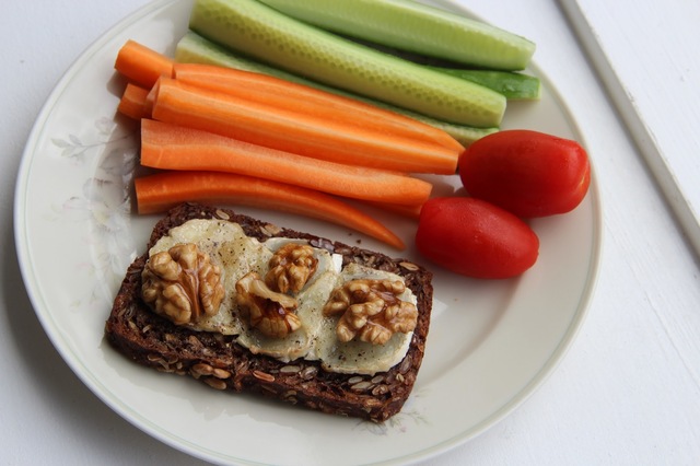 Rugbrød med Gedeost & Valnødder i Honning