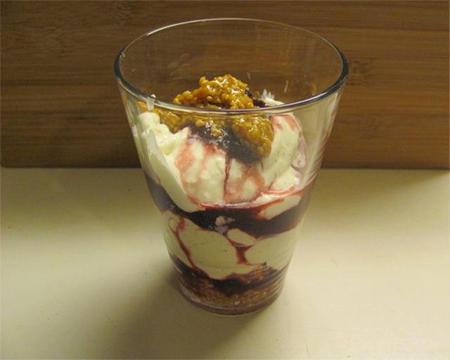 Vaniljecreme med blendede blåbær og karameliserede sesam krymmel