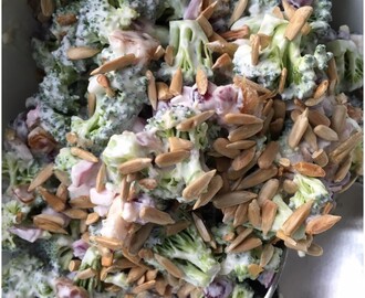 Broccolisalat med granatæble og dadler