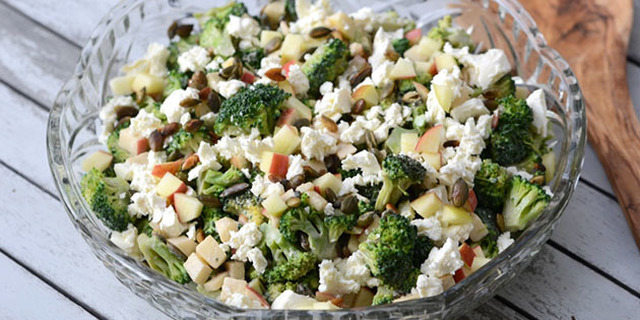 Salat med broccoli, æbler og feta
