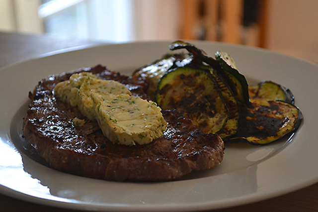 Rib eye med whiskey-smør og grillede grøntsager