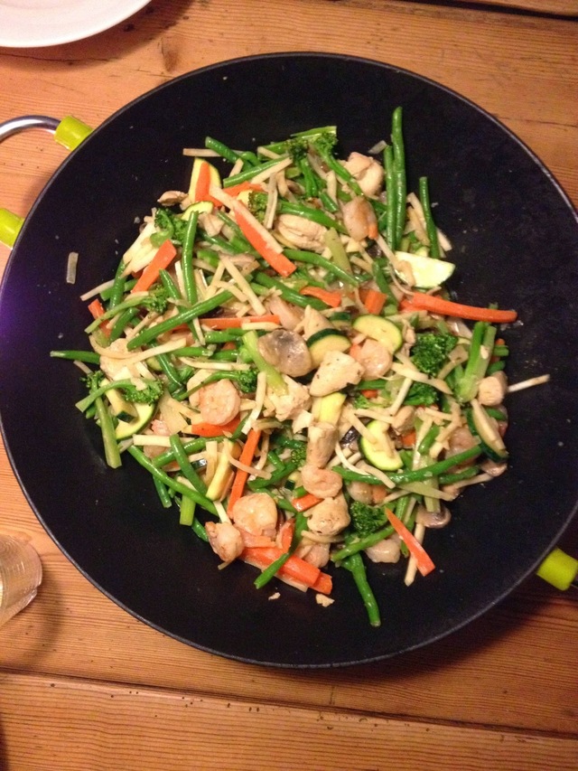 Grøntsager i wok med kylling, rejer og fløde