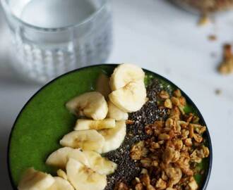 Grøn Smoothie Bowl med peanutbutter granola