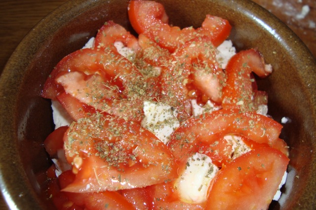 Bouyiordi- Bagt Feta med tomat.