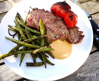 Simpelt tilbehør på grillen. Grønne bønner