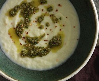 Porre- og blomkålssuppe med salsa verde