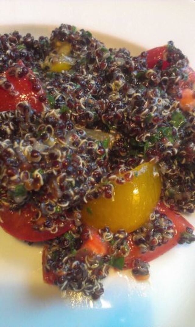 Sort quinoasalat med persille og tomater
