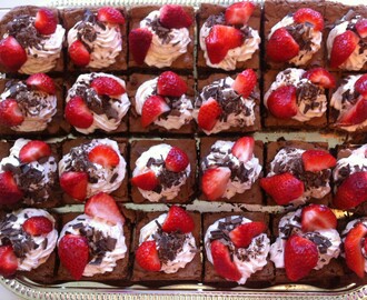 Chokoladekage med rabarberskum og jordbær