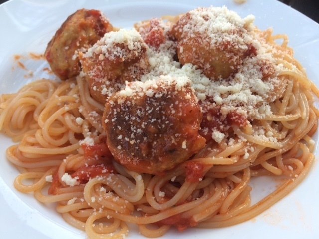 Spagetti med tomatsauce og kødboller ala lady og vagabonden