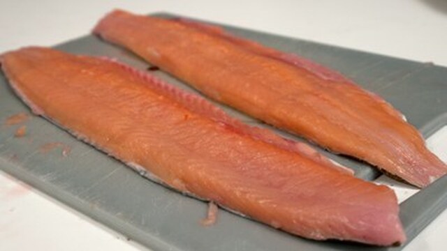 Filetering af runde fisk som laks, torsk, ørred osv.
