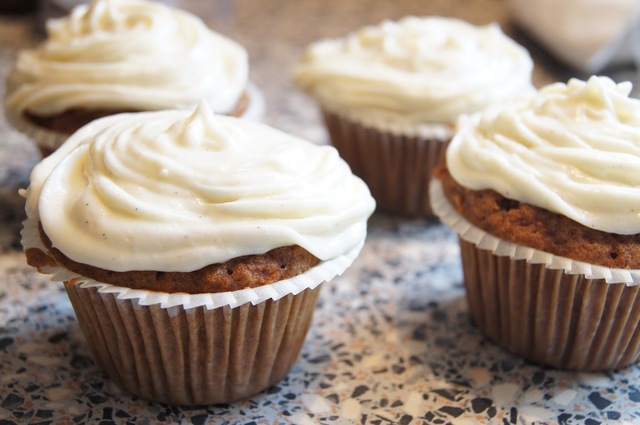 Gulerods cupcakes med Cream Cheese Frosting