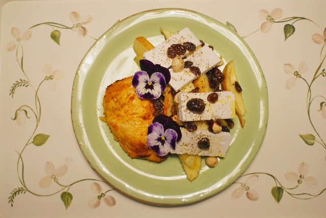 Yoghurtmarineret ovnbagt kylling med herlig salat af citronmarineret æble, rosiner, feta og nødder