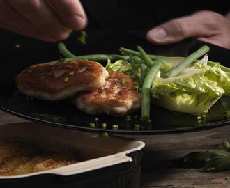 Store fiskefrikadeller med avocado-salat