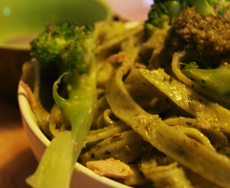 Spinat fettuccine med kylling, broccoli og pesto