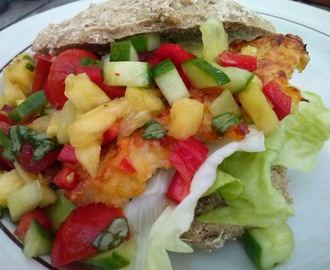 Burger med ostepanerede kyllingesteaks og ananas salsa