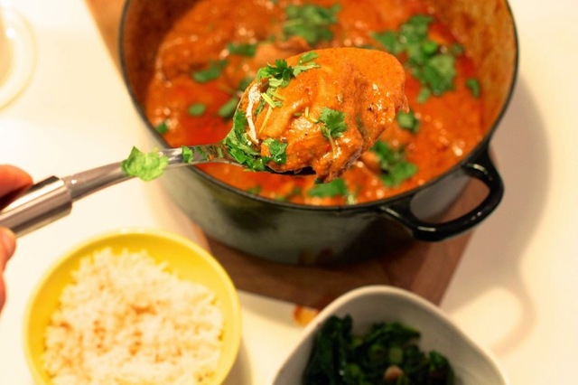 Butterchicken - lettlaget indisk kyllinggryte med grønnkålsalat