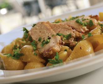 Conchiglie med stegt kylling og cremet flødesauce