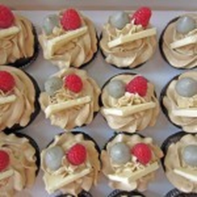 Cupcakes med chokolade, lakrids og hindbær
