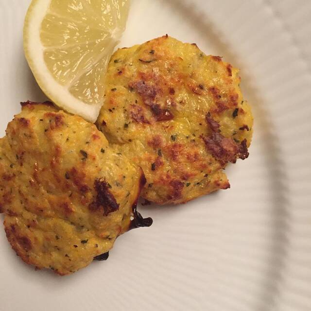 Fiskefrikadeller i ovn (med gulerødder og basilikum)