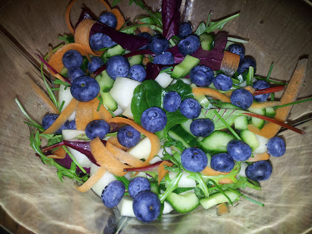 Frisk salat med blåbær