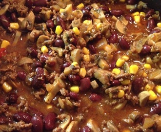 Chili con carne med bønner, champignoner og majs