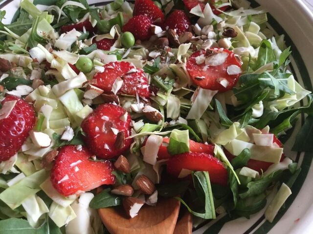 Salat med friske ærter og jordbær - et sommerhit!