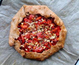 Tomatgalette med frisk timian, vesterhavsost og pinjekerner