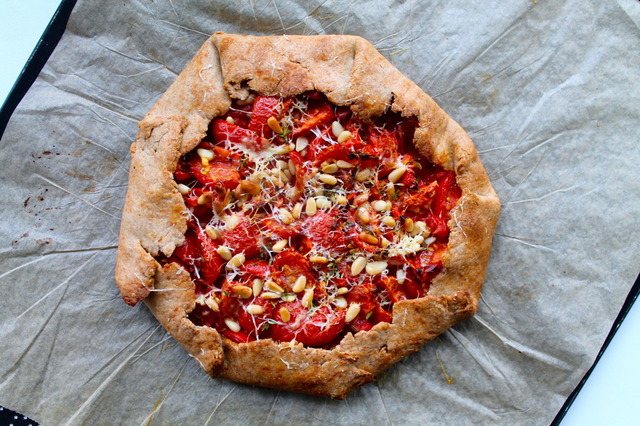 Tomatgalette med frisk timian, vesterhavsost og pinjekerner