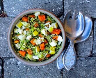 Broccoli-couscous med søde kartofler, æbler, feta og tahindressing