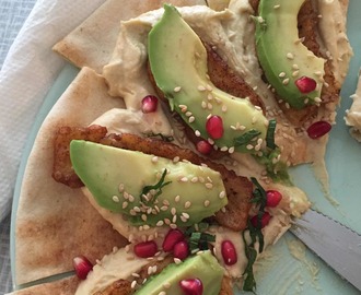 arabisk fladbrød med halloumi og avocado