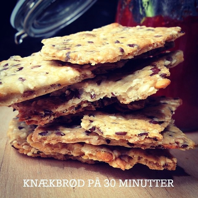 KNÆKBRØD MED KERNER