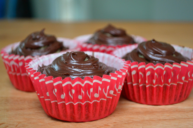 Opskrift På Vanilje Cupcakes med chokoladestykker og chokoladefrosting